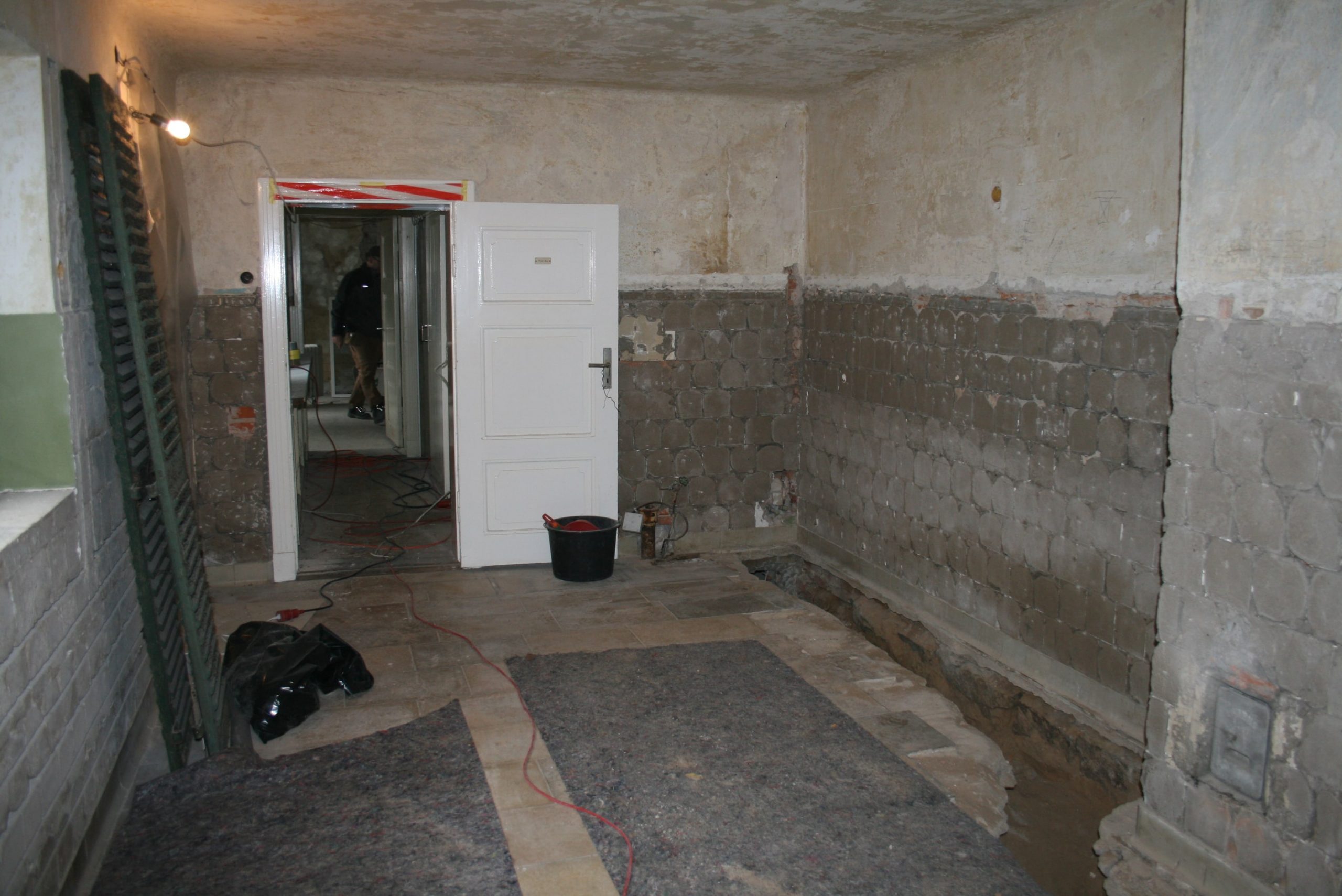 Der Grundriß wurde nicht stark verändert, jedoch mußten Wände und Böden komplett erneuert werden.