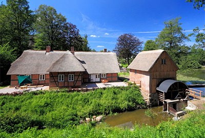 Rückseite Fischerhaus mit Wassermühle und Mühlenau.